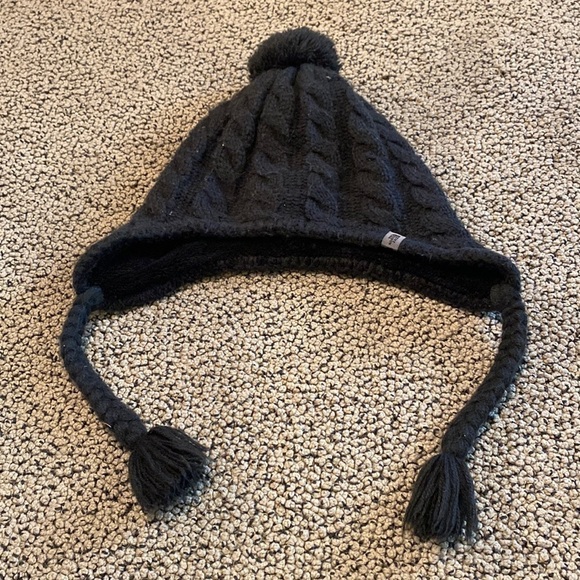 The North Face Black Pom Pom Hat Size Youth Medium in EUC - Picture 1 of 8